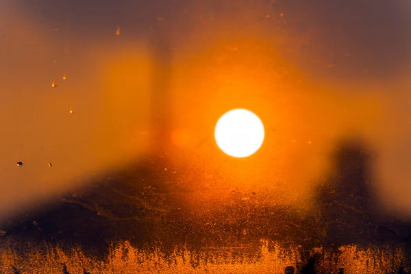 Berijpte venster met zon — Stockfoto