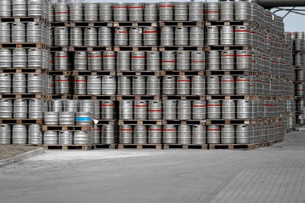 Un montón de barriles de cerveza apilados — Foto de Stock