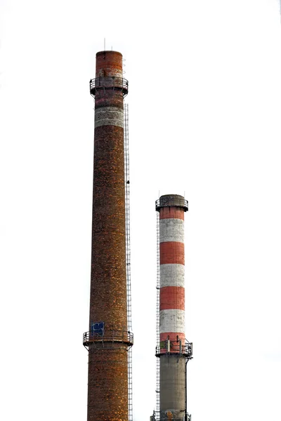 Высокий промышленный дымоход — стоковое фото