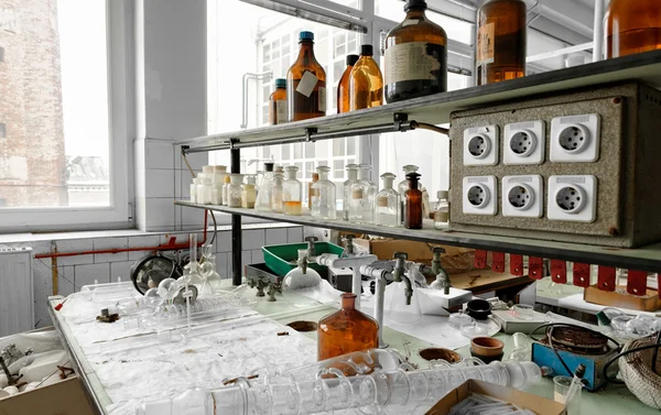 Foto van een oude laboratorium met een heleboel flessen — Stockfoto