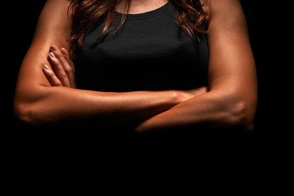 Overkroppen af en muskuløs kvinde - Stock-foto
