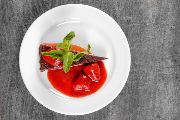 Schokoladenkuchen mit Erdbeere und Chili — Stockfoto
