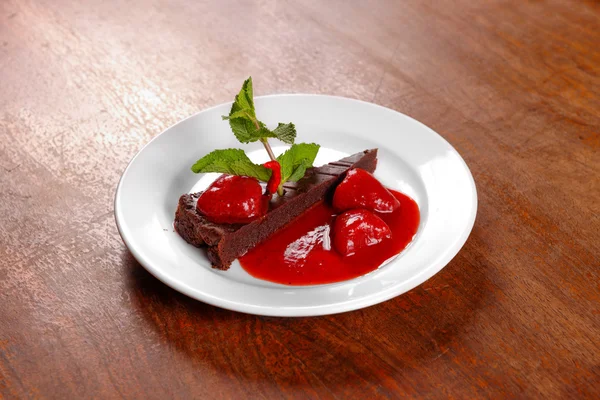Chocoladetaart wth aardbei en chili — Stockfoto