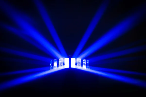 Яркие диско-огни и лазеры — стоковое фото