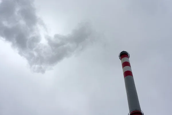 工业烟囱反对多云的天空 — 图库照片