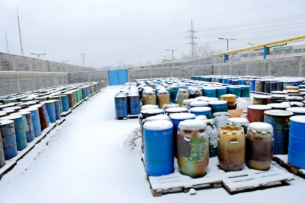 Scarico di rifiuti chimici con un sacco di botti — Foto Stock