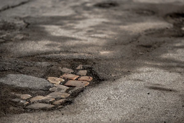 Poškozené auto cesta se spoustou praskliny — Stock fotografie