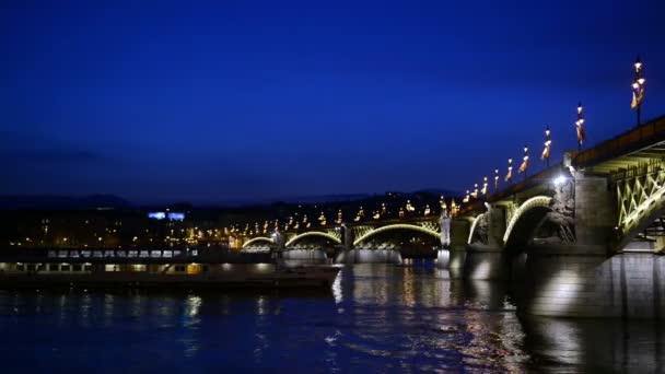 Barco turístico pasando por debajo del puente — Vídeos de Stock