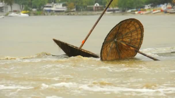 Een vuile vervuilde strand in de regen — Stockvideo