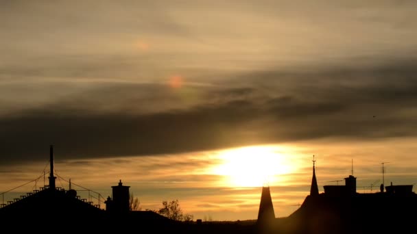 Timelapse de una hermosa puesta de sol en la ciudad — Vídeo de stock