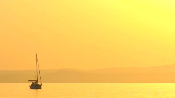 Barca a vela al tramonto — Video Stock