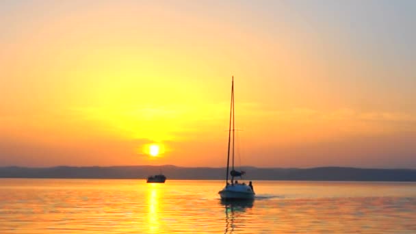 Barco à vela ao entardecer — Vídeo de Stock