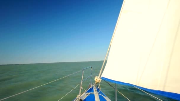 Schiff fährt auf dem Wasser — Stockvideo