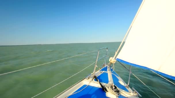 Navio que navega na água — Vídeo de Stock