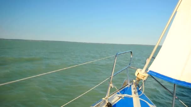 Schip varen op het water — Stockvideo