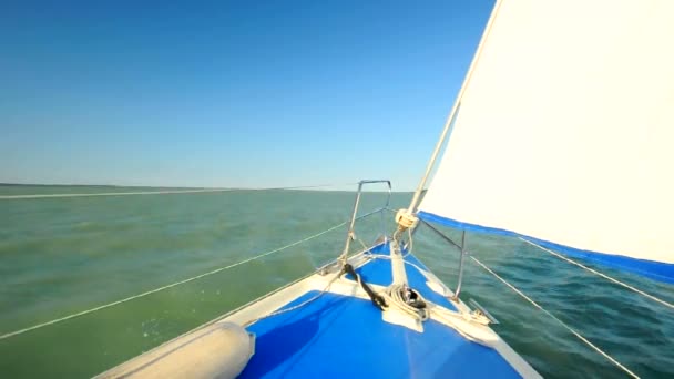 Nave navegando en el agua — Vídeo de stock