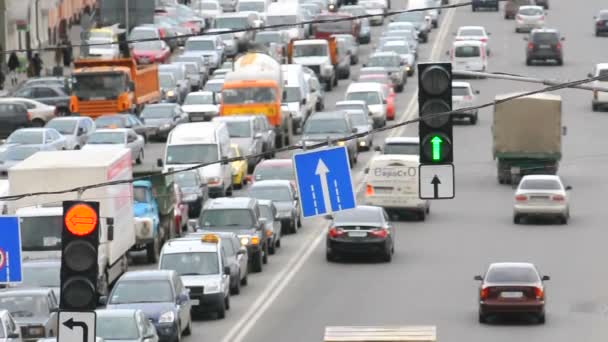 Autoroute bondée avec feu de circulation — Video