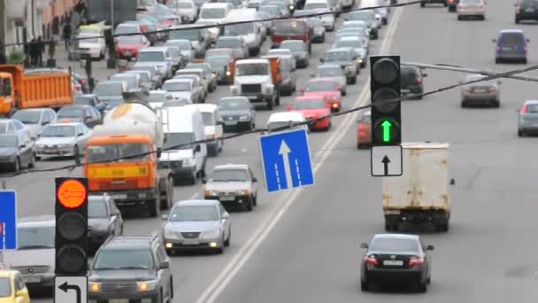 Autopista abarrotada con semáforo — Vídeo de stock
