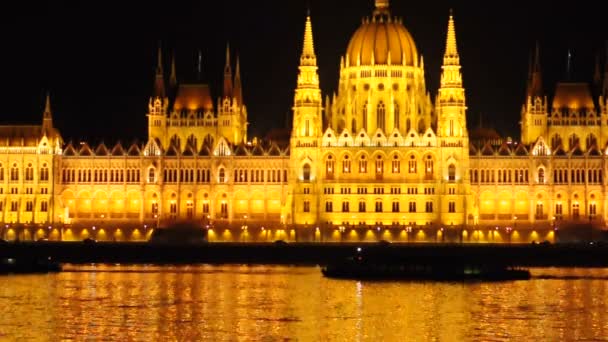 Macaristan Parlamentosu'nun gece görüntüleri — Stok video