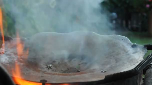 Дым поднимается из горящей бочки — стоковое видео