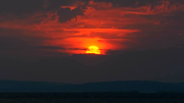 Ruhiger Sonnenuntergang mit dramatischem Himmel — Stockvideo