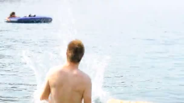 Junger Mann im Meer — Stockvideo