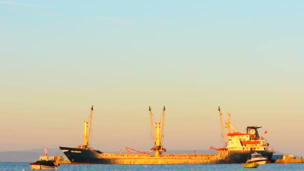 Barco industrial en el muelle — Vídeo de stock