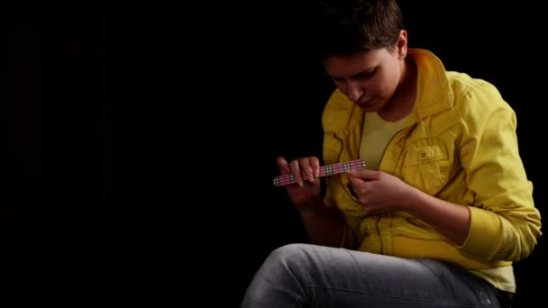 Kvinna polering av naglar — Stockvideo
