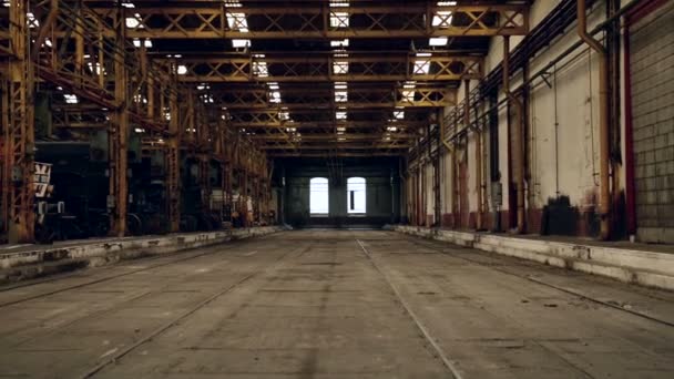 Industrielles Interieur eines alten Gebäudes — Stockvideo