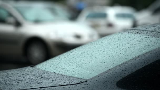 Krople deszczu spadające na okno samochodu — Wideo stockowe