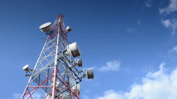 Телекомунікаційна вежа на тлі блакитного неба — стокове відео