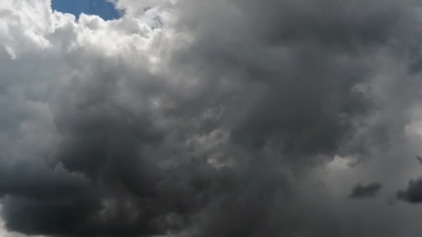 Весеннее небо с облаками — стоковое видео