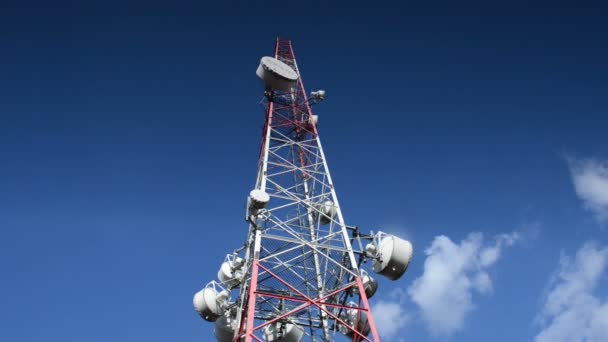 Torre di telecomunicazione contro cielo blu — Video Stock