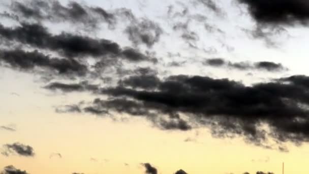 구름을 가진 극적 인 하늘 — 비디오