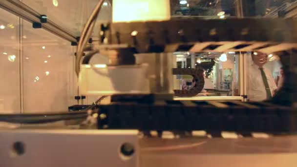 Industrieroboter arbeitet hinter Glas — Stockvideo