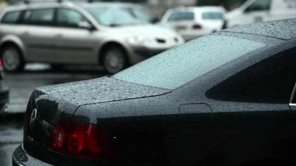 Gotas de lluvia cayendo sobre la ventana del coche — Vídeo de stock