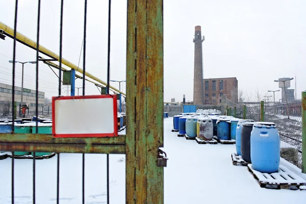 Décharge de déchets chimiques avec beaucoup de barils — Photo