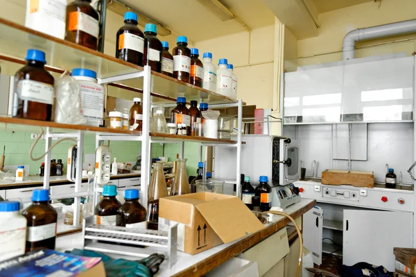 Foto av en gammal laboratorium med en massa flaskor — Stockfoto