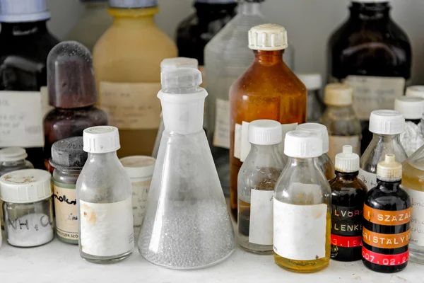 Foto de un viejo laboratorio con un montón de botellas — Foto de Stock