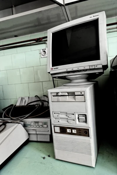 Vecchio computer vintage in laboratorio — Foto Stock