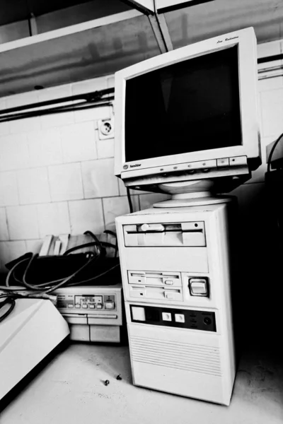 Vecchio computer vintage in laboratorio — Foto Stock