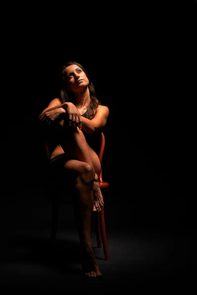 Young muscular woman under bright light — Stock Photo, Image