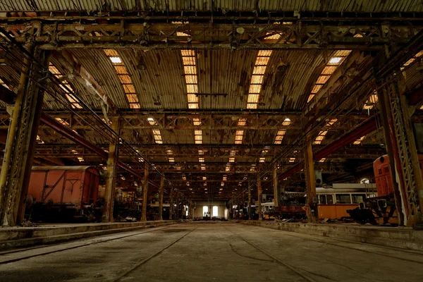 Interior de uma estação de reparação de veículos — Fotografia de Stock