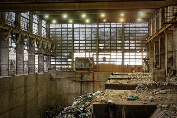 Внутренняя часть завода по переработке отходов — стоковое фото