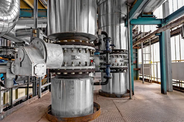 Tubos industriais em uma usina térmica — Fotografia de Stock