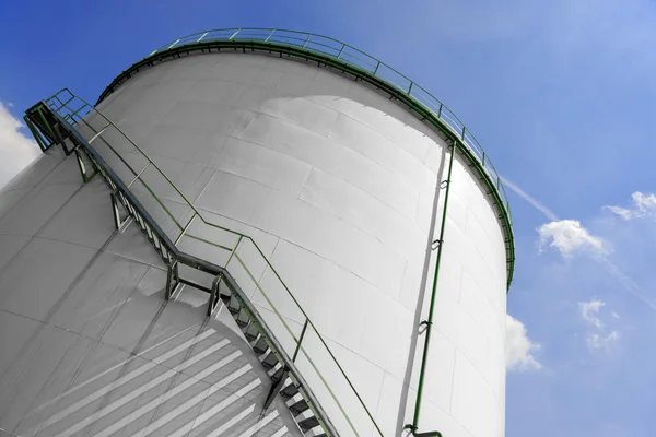 Velké průmyslové silo s modrou oblohou — Stock fotografie