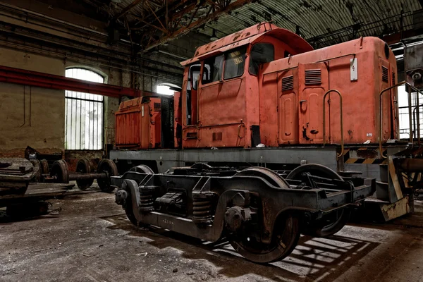 Treno merci in garage — Foto Stock