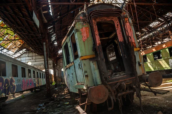 古い列車車庫で貨物列車 — ストック写真