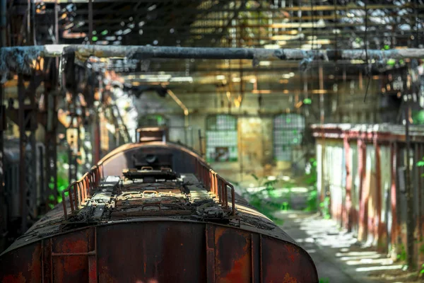 Nákladní vlaky v stará vlaková stanice — Stock fotografie