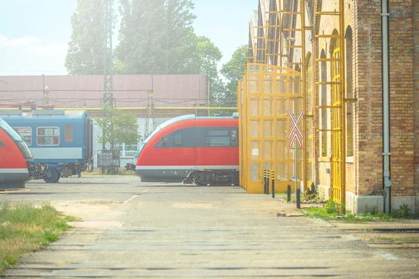 Snel en moderne trein parkeren in garage — Stockfoto